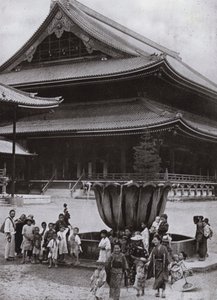 Higashi Honganji mpe, Kioto (b / w p hot) autorstwa Herbert Ponting