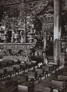 Wnętrze świątyni buddyjskiej (zdjęcie czarno-białe) autorstwa Herbert Ponting