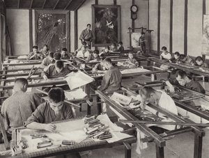 Japonia w latach 20.: Szkoła haftu w Kioto (zdjęcie czarno-białe) autorstwa Herbert Ponting