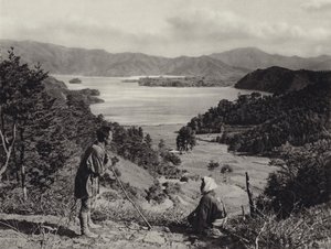 Japonia w latach 20.: Jezioro Kawaguchi (zdjęcie czarno-białe) autorstwa Herbert Ponting