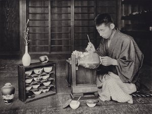 Japonia w latach 20.: malowanie porcelany (zdjęcie czarno-białe) autorstwa Herbert Ponting