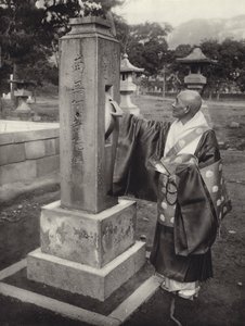 Japonia w latach 20.: młynek modlitewny i buddyjski ksiądz (zdjęcie czarno-białe) autorstwa Herbert Ponting