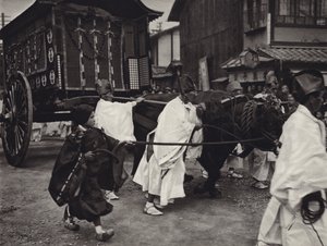 Japonia w latach 20.: pogrzeb szintoizmu osoby wysokiej rangi (zdjęcie czarno-białe) autorstwa Herbert Ponting