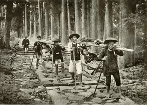 Japońskie damy idące do sanktuariów, Nikko, 1910. autorstwa Herbert Ponting
