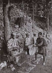 Medytacja, studium w Gamman-ga-Fuchi, Nikko (zdjęcie czarno-białe) autorstwa Herbert Ponting