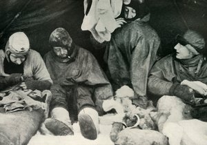 Członkowie partii polarnej wsiadają do śpiworów, c1911, 1913. autorstwa Herbert Ponting