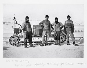 Motor Party - od lewej do prawej: Lashly, Day, Evans i Hooper” z „Ostatniej wyprawy Scotta” autorstwa Herbert Ponting
