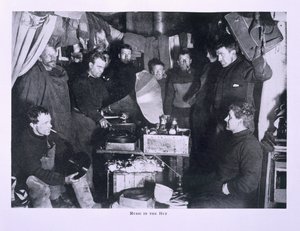 Muzyka w chacie (w tym kpt. Scott), z „Ostatniej wyprawy Scotta” autorstwa Herbert Ponting