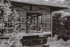 Namikawa San karmi swojego karpia (zdjęcie czarno-białe) autorstwa Herbert Ponting