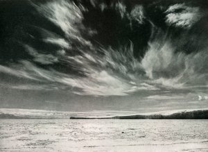 Niezwykłe chmury Cirrus nad lodowcem Barne, 19 grudnia 1911, 1913 autorstwa Herbert Ponting