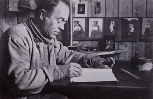 „Scott pisał, planował i kalkulował przy swoim stoliku” (zdjęcie czarno-białe) autorstwa Herbert Ponting