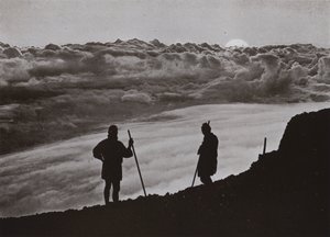 Zachód słońca ze szczytu Fuji (zdjęcie czarno-białe) autorstwa Herbert Ponting