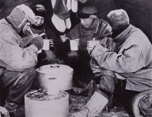 „Tego wieczoru mieli kolację wigilijną” (zdjęcie czarno-białe) autorstwa Herbert Ponting
