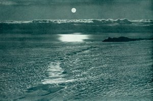 Lodowiec Barne: szczelina z cienkim mostem śnieżnym, c19101913, 1913. autorstwa Herbert Ponting