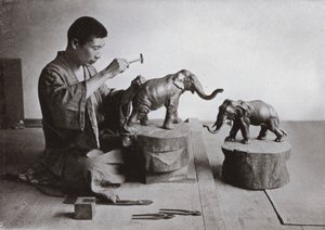 Rzeźbiarz z brązu (zdjęcie czarno-białe) autorstwa Herbert Ponting