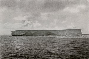 Pierwsza góra lodowa, ok. 1910, 1913 autorstwa Herbert Ponting