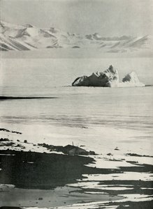Chata i Góry Zachodnie ze szczytu rampy, c19101913, 1913. autorstwa Herbert Ponting