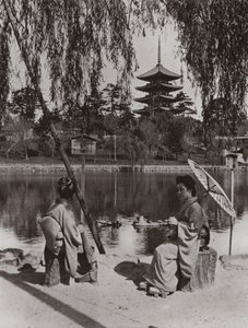Pagoda Kobukuji (zdjęcie czarno-białe) autorstwa Herbert Ponting