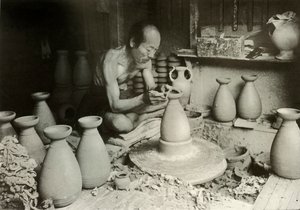 Garncarz za swoim kołem, 1910. autorstwa Herbert Ponting