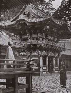 The Yomei Gate at Nikko (b/w photo) autorstwa Herbert Ponting