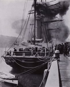 „Mały statek opuścił Port Chalmers na ostatnim etapie swojej podróży” (zdjęcie czarno-białe) autorstwa Herbert Ponting