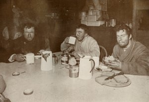 Wilson, Bowers i Cherry-Garrard po powrocie z Cape Crozier, 1 sierpnia 1911, 1913 autorstwa Herbert Ponting