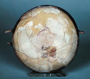 Poddaszowy kubek biało-ziemny przedstawiający muzę grającą na lirze, z Eretrii (ceramiczny) autorstwa Hesiod Painter Hesiod Painter
