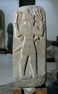 Cywilizacja hetycka: bazaltowa stela boga Tempete. Imperium neohittyckie. IX wiek p.n.e. z Babilonu. Ciemny. 141 cm Muzeum Archeologiczne w Stambule