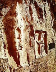 Bóg Miecza i Tudhaliya IV w objęciach Boga autorstwa Hittite