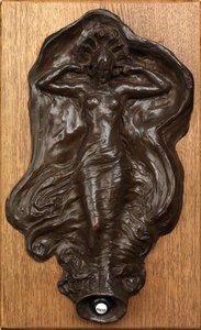 Dzwonek, Figura „Dźwięk” (elektrotyp miedziany) autorstwa Hubert von Herkomer