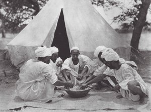 Afryka: Arabscy marynarze podczas posiłku (zdjęcie czarno-białe) autorstwa Hugo Adolf Bernatzik