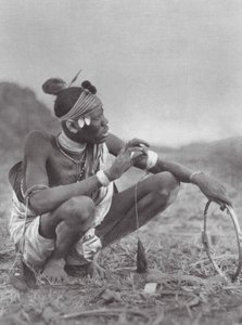 Afryka: Pan młody Dinka targuje się o ozdoby ślubne (zdjęcie czarno-białe) autorstwa Hugo Adolf Bernatzik