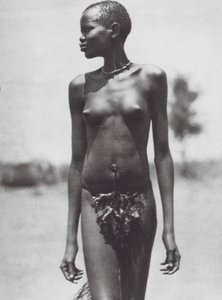 Afryka: Dziewczynka Djur, Sudan (zdjęcie czarno-białe) autorstwa Hugo Adolf Bernatzik