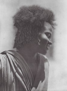 Afryka: Młodzież z Hadendoa, wschodni Sudan (zdjęcie czarno-białe)
