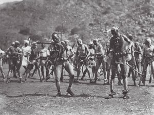 Afryka: Taniec grzechotki Nuba (zdjęcie czarno-białe) autorstwa Hugo Adolf Bernatzik