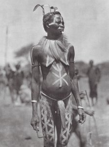 Afryka: Kobieta Nuba z ozdobą świąteczną (zdjęcie czarno-białe) autorstwa Hugo Adolf Bernatzik
