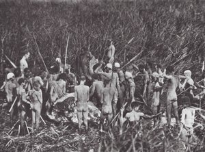 Afryka: Łowcy Nuerów z ciałem słonia (zdjęcie czarno-białe) autorstwa Hugo Adolf Bernatzik