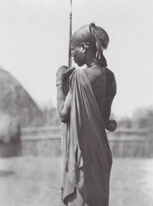 Afryka: Nuer w stroju Shilluk (zdjęcie czarno-białe) autorstwa Hugo Adolf Bernatzik