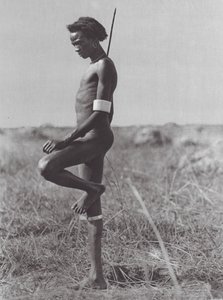 Afryka: Nuer, pozycja spoczynkowa (zdjęcie czarno-białe) autorstwa Hugo Adolf Bernatzik