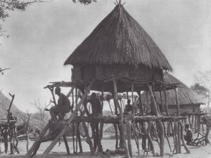 Afryka: Mieszkania na palach we wschodniej części Djur (zdjęcie czarno-białe) autorstwa Hugo Adolf Bernatzik