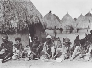 Afryka: Wojownicy Shilluk nacierający się popiołem drzewnym (zdjęcie czarno-białe) autorstwa Hugo Adolf Bernatzik