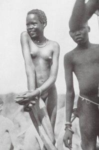 Nuer, dziewczynka i chłopiec (zdjęcie czarno-białe) autorstwa Hugo Adolf Bernatzik