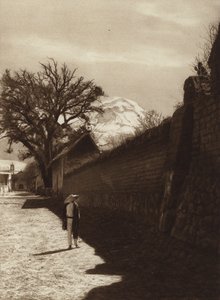 Meksyk: Ulica w Amecameca z widokiem na Popocatepetl (zdjęcie czarno-białe) autorstwa Hugo Brehme