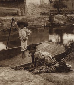 Meksyk: Ixtacalco, dzieci Indian piorące ubrania, D F (zdjęcie czarno-białe) autorstwa Hugo Brehme
