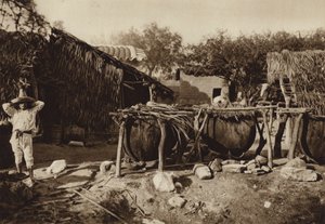 Meksyk: Mezcal, Destilleria de aguardiente (zdjęcie czarno-białe) autorstwa Hugo Brehme