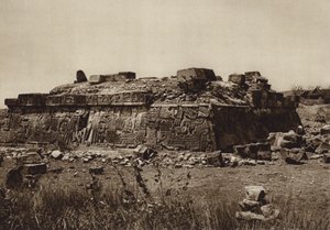Meksyk: Piramida Xochicalco, przed renowacją (zdjęcie czarno-białe) autorstwa Hugo Brehme