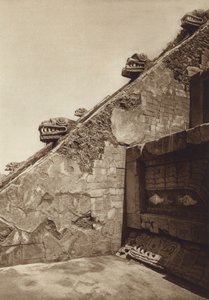 Meksyk: San Juan Teotihuacan, rzeźby schodów w piramidzie Quetzalcouatl w centrum Cytadeli, fasada zachodnia (zdjęcie czarno-białe) autorstwa Hugo Brehme