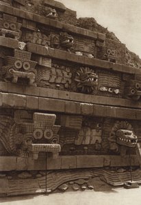 Meksyk: San Juan Teotihuacan, kamienne rzeźby na zachodniej fasadzie piramidy Quetzalcouatl, piramida w centrum Cytadeli (zdjęcie czarno-białe)