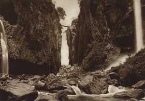 Meksyk: Teocelo koło Jalapa, teatr trzęsienia ziemi z 1920 r. (zdjęcie czarno-białe) autorstwa Hugo Brehme