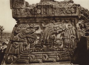 Meksyk: Xochicalco, część piramidy z wężem i hieroglifami (zdjęcie czarno-białe) autorstwa Hugo Brehme